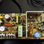 4º Conserto da Adega EasyCooler 8 garrafas Modelo 4092640045 Placa FX-101 PCB120515K1 SH14387 A placa da adega com os capacitores japoneses instalados.
