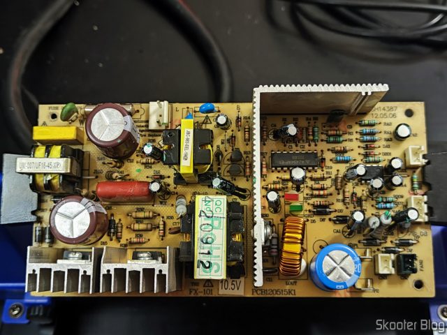 A placa da adega com os capacitores japoneses instalados.
