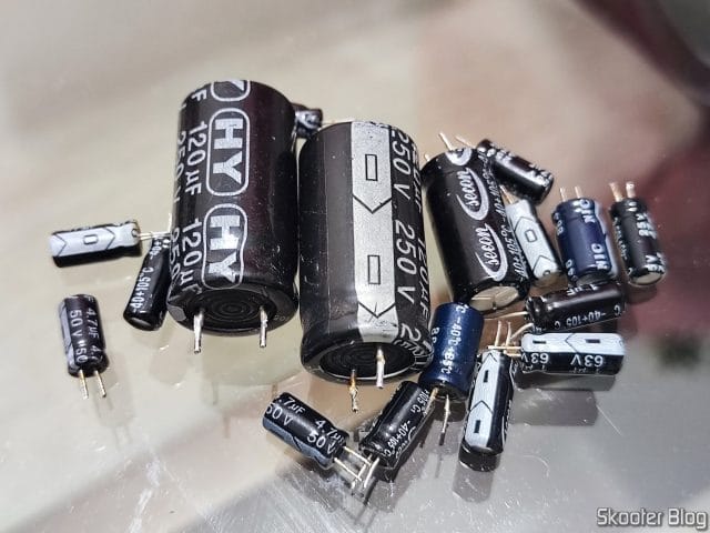 Os capacitores eletrolíticos que foram removidos.