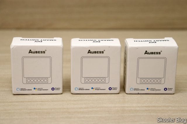 Três Mini Smart Switch Aubess, em suas embalagens.