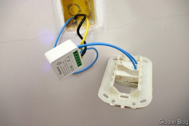 Instalando o Mini Smart Switch Aubess nas lâmpadas do corredor e do quintal.