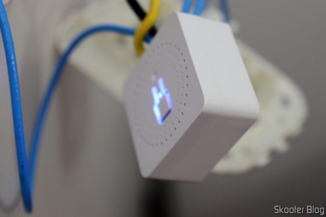 Instalando o Mini Smart Switch Aubess nas lâmpadas do corredor e do quintal: LED aceso.