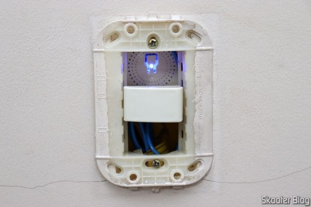Instalando o Mini Smart Switch Aubess nas lâmpadas do corredor e do quintal: já colocado dentro da caixinha embutida.