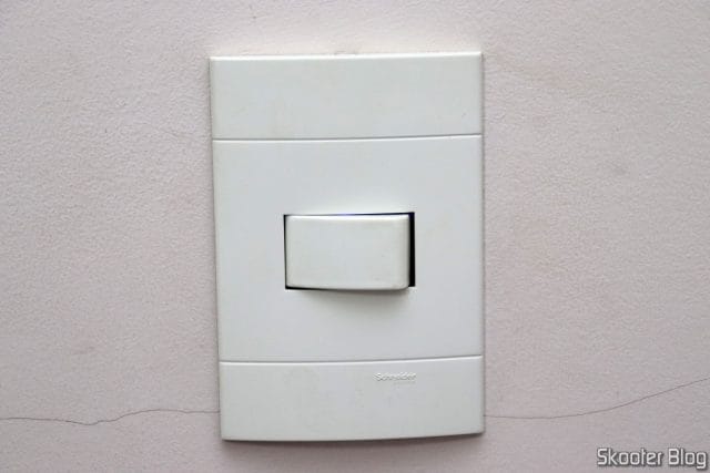 Instalação concluída do Mini Smart Switch Aubess nas lâmpadas do corredor e do quintal.