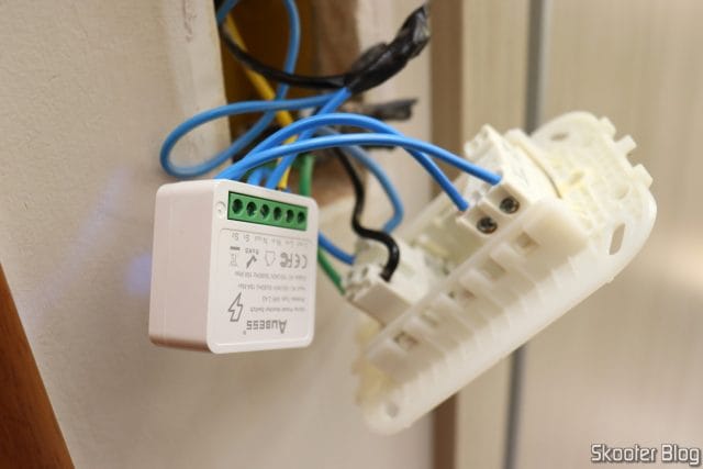 Instalando o Mini Smart Switch Aubess nas lâmpadas do escritório.