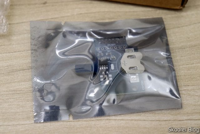 Placa RTC (Relógio em Tempo Real) para o MiSTer FPGA da RetroScaler com Soldagem Manual, em sua embalagem.