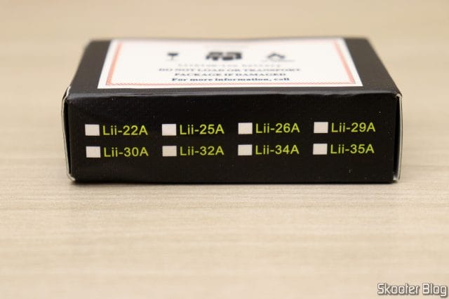 Caixinha com as 2 Baterias Recarregáveis Li-Ion LiitoKala Lii-35A 18650 3500mAh 3.7V Alta Drenagem para Lanterna.