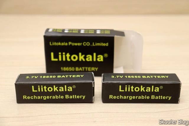 Caixinhas inviduais com as 2 Baterias Recarregáveis Li-Ion LiitoKala Lii-35A 18650 3500mAh 3.7V Alta Drenagem para Lanterna.