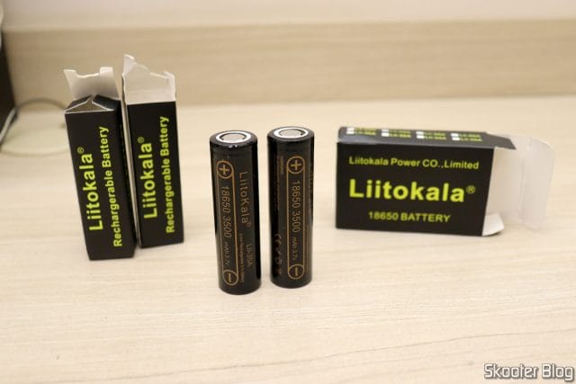 2 Baterias Recarregáveis Li-Ion LiitoKala Lii-35A 18650 3500mAh 3.7V Alta Drenagem para Lanterna, e suas embalagens.