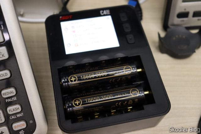 2 Baterias Recarregáveis Li-Ion LiitoKala Lii-35A 18650 3500mAh 3.7V Alta Drenagem para Lanterna, em análise no Carregador Inteligente C4 Evo.