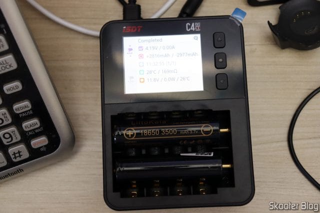 2 Baterias Recarregáveis Li-Ion LiitoKala Lii-35A 18650 3500mAh 3.7V Alta Drenagem para Lanterna, em análise no Carregador Inteligente C4 Evo.