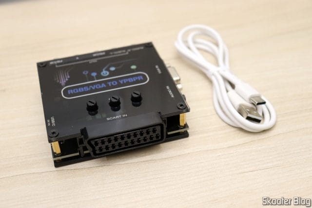 Conversor de RGBS VGA e SCART para Video Componente YPbPr, com seu cabo de alimentação USB.