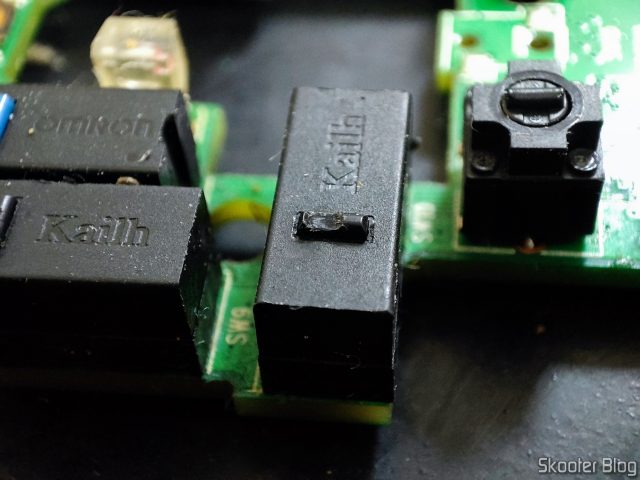 Um buraco no switch Kailh do botão G7 do Mouse Logitech G502.