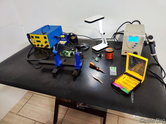 A bancada improvisada para o reparo no Logitech G502 Hero.