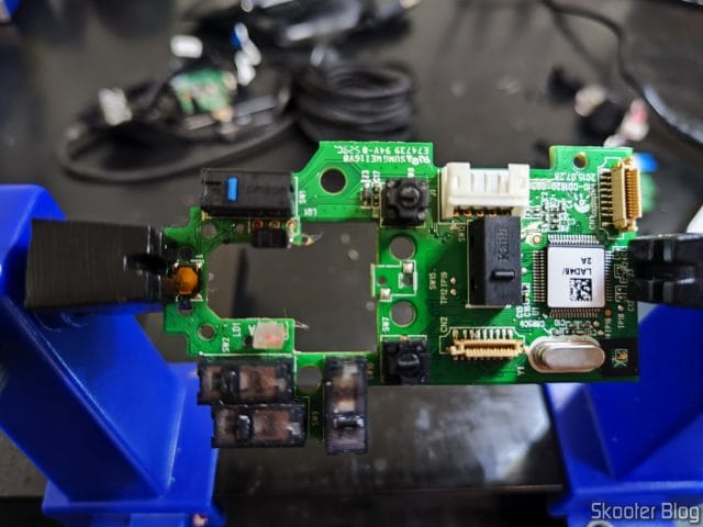 A placa do Logitech G502 Hero, já com os novos switches Kailh 8.0 soldados.
