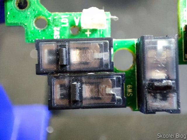A placa do Logitech G502 Hero, já com os novos switches Kailh 8.0 soldados.