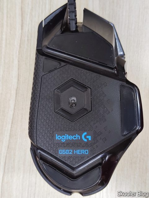 Finalizando: Logitech G502 Hero com os switches trocados e mouse skates novos.