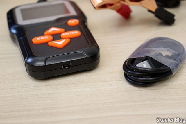 Interface USB e cabo USB do KONNWEI KW650, para impressão e atualizações.