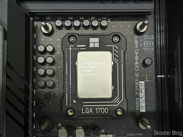 Intel Core i9 14900K na Placa Mãe Asus ROG STRIX Z790-E.
