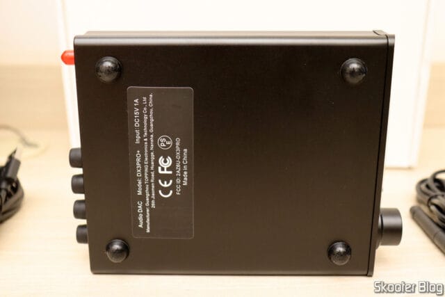 Parte de baixo do DAC Topping DX3 Pro+.
