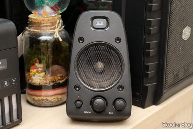 Caixa direita do Logitech Z623.