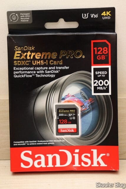 Cartão de Memória SD SanDisk Extreme PRO 128GB, em sua embalagem.