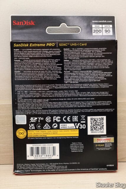 Cartão de Memória SD SanDisk Extreme PRO 128GB, em sua embalagem.