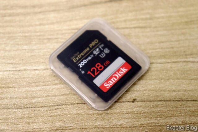 Cartão de Memória SD SanDisk Extreme PRO 128G, em seu estojo.
