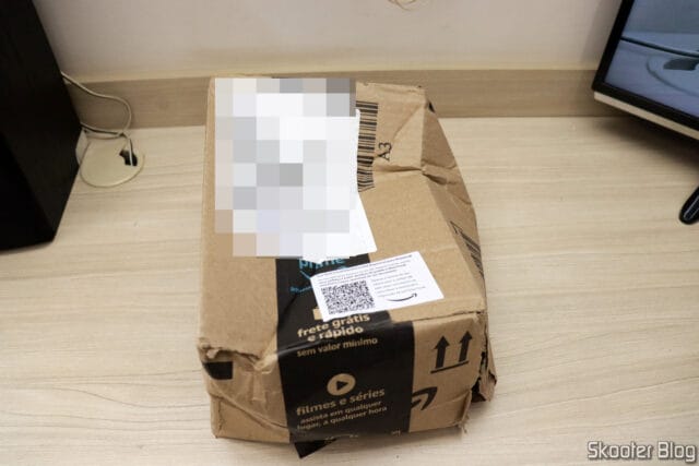 Pacote da Amazon com o Termômetro Digital Clínico Branco G-Tech TH1027.