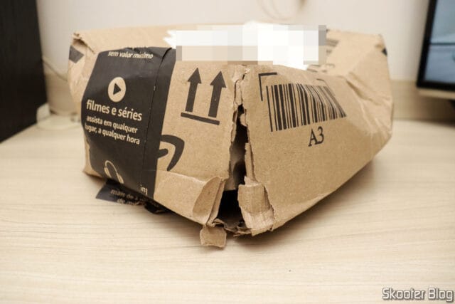 Pacote da Amazon com o Termômetro Digital Clínico Branco G-Tech TH1027, amassado e rasgado, mas sem danos para o produto.