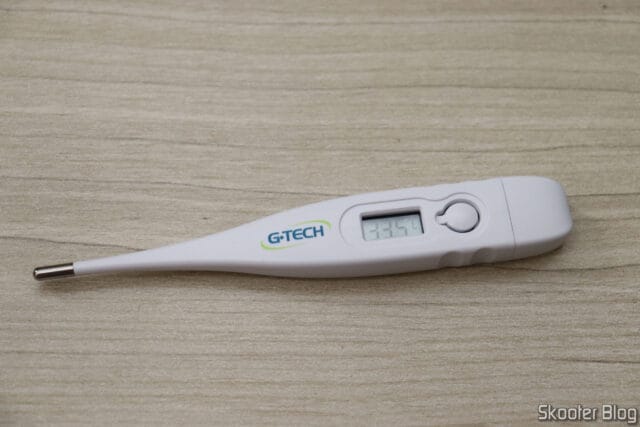 Termômetro Digital Clínico Branco G-Tech TH1027, mostrando a temperatura aferida.