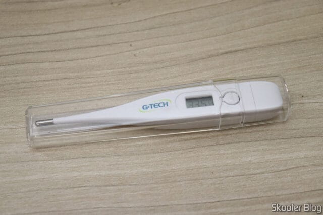 Termômetro Digital Clínico Branco G-Tech TH1027, em seu estojo acrílico.