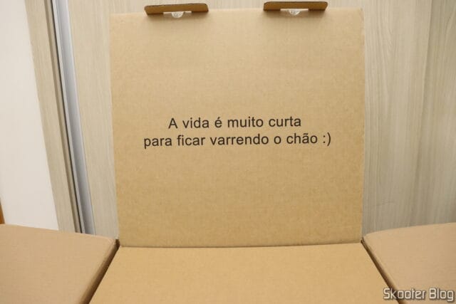 Abrindo a embalagem do Robô Aspirador Liectroux G7.