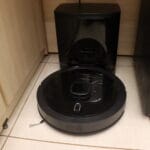 Robô Aspirador Liectroux G7, carregando em sua base.
