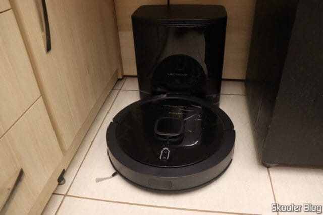 Robô Aspirador Liectroux G7, carregando em sua base.