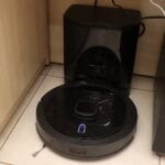 Robô Aspirador Liectroux G7, carregando em sua base.