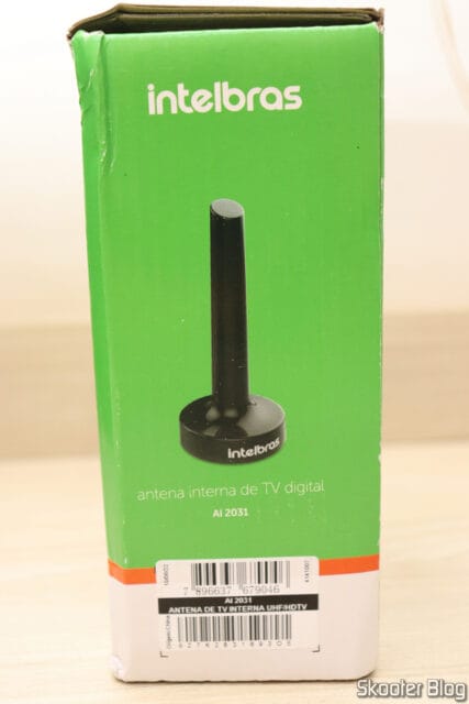 Antena de TV Interna UHF/HDTV AI 2031 Intelbras, em sua embalagem.
