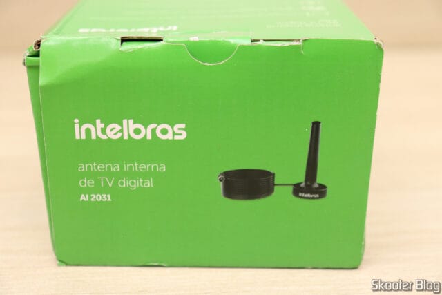 Antena de TV Interna UHF/HDTV AI 2031 Intelbras, em sua embalagem.