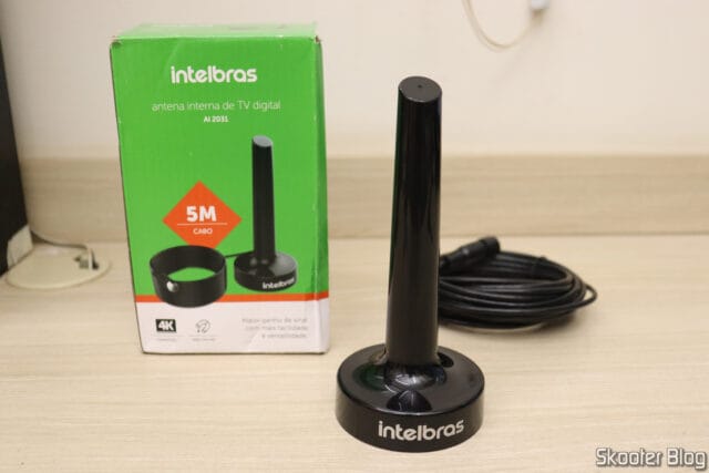 Antena de TV Interna UHF/HDTV AI 2031 Intelbras, e sua embalagem.