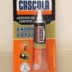 Cascola Extra sem Toluol, em sua embalagem.