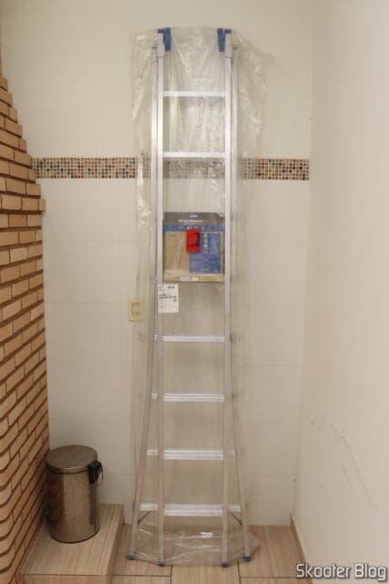 Escada Extensiva Mor Alumínio 8x2 Degraus, em sua embalagem.