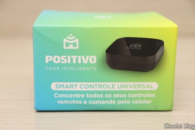 Smart Controle Universal Wi-Fi Positivo Casa Inteligente All-in-One, em sua embalagem.