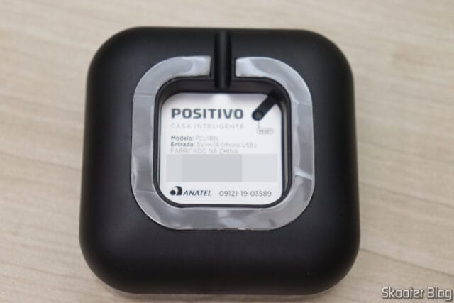 Parte de baixo do Smart Controle Universal Wi-Fi Positivo Casa Inteligente All-in-One.