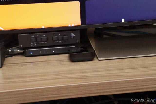 Smart Controle Universal Wi-Fi Positivo Casa Inteligente All-in-One, em funcionamento.
