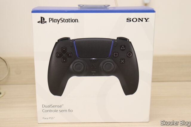Controle Sony DualSense Midnight Black - PS5, em sua embalagem.