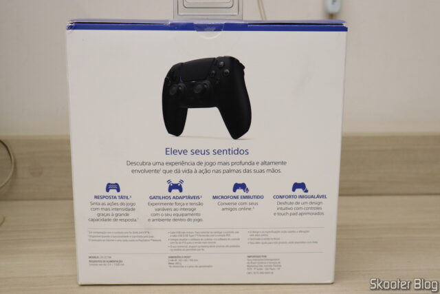 Controle Sony DualSense Midnight Black - PS5, em sua embalagem.