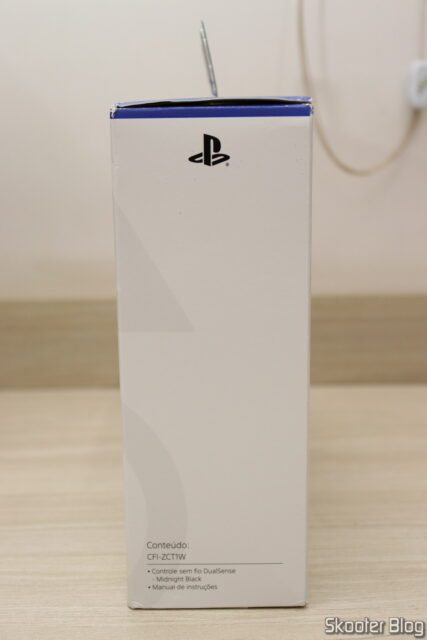 Controle Sony DualSense Midnight Black - PS5, em sua embalagem.