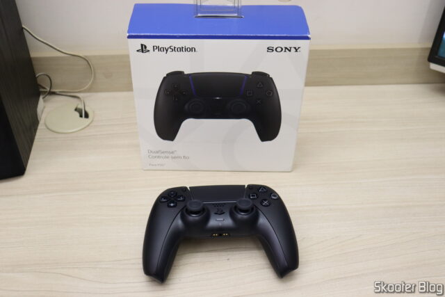 Controle Sony DualSense Midnight Black - PS5, e sua embalagem.