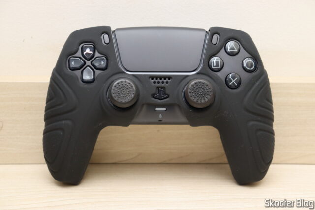 Controle Sony DualSense Midnight Black - PS5, com a capa de silicone.