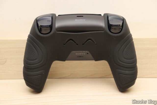 Controle Sony DualSense Midnight Black - PS5, com a capa de silicone.
